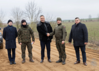 Wojsko naprawia około 2 km odcinek drogi między wsiami Sukowicze i Harkawicze w powiecie sokólskimi, gminie Szudziałowo.