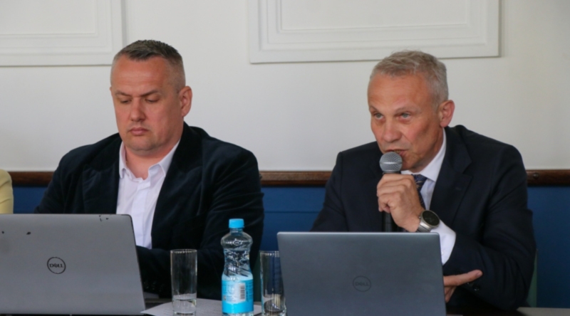 „Trzynaście dni burmistrzowania. Rok zawieszenia. I co – mamy dziękować?”