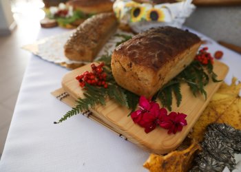 Stoły uginały sie od wypieków z chleba