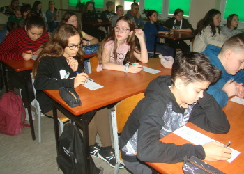Uczniowie klas siódmych Szkoły Podstawowej w Dąbrowie Białostockiej