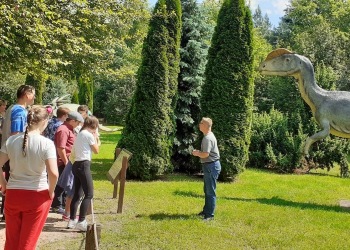 Półkoloniści odwiedzili  Jurajski Park Dinozaurów w Jurowcach