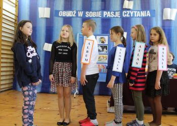 Dzieci ze Starej Rozedranki czytają w ramach ogólnopolskiej akcji,, Jak nie czytam, jak czytam"