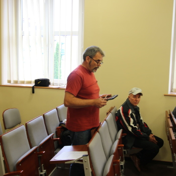 Radny Sławomir Sawicki składający wnioski pod głosowanie