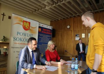 Podpisanie umów z uczniami w ramach projektu pn. „Kompetentni i wykwalifikowani”