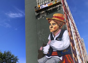 Mural inspirowany tkaniną dwuosnowową na bloku w Białymstoku
