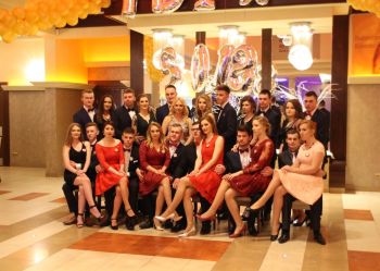 „I skłoniwszy się grzecznie, w pierwszą parę prosi…” – studniówka ZS w Suchowoli